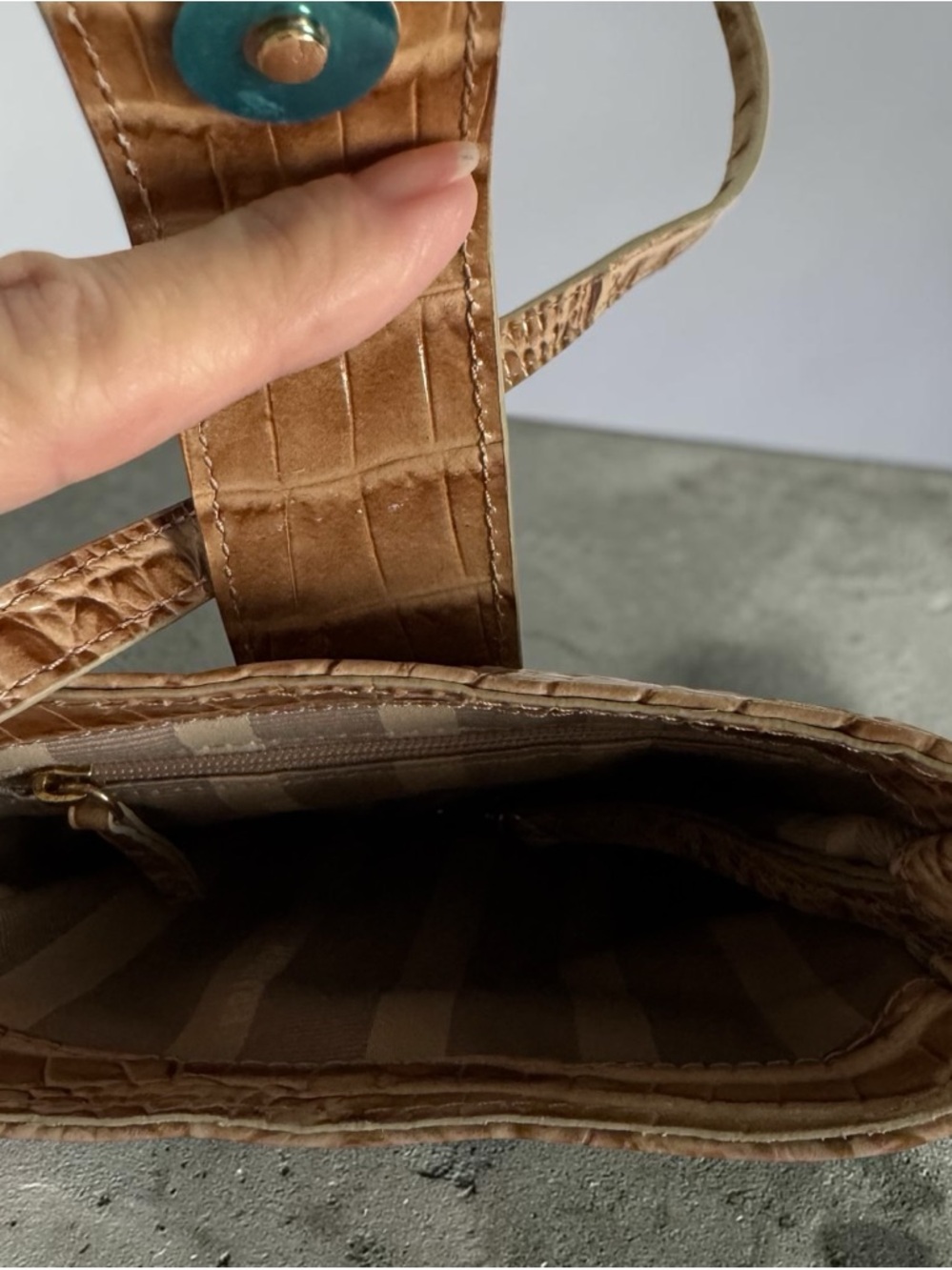 BRAHMIN Marley Embossed Croc Mini Crossbody in Travertine Melbourne NWT - Picture 4 of 4